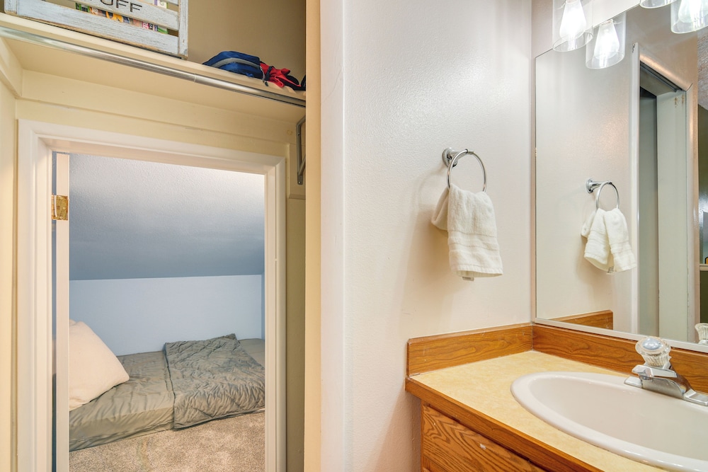 Walk to Brian Head Resort: Condo w/ Pool Access!
