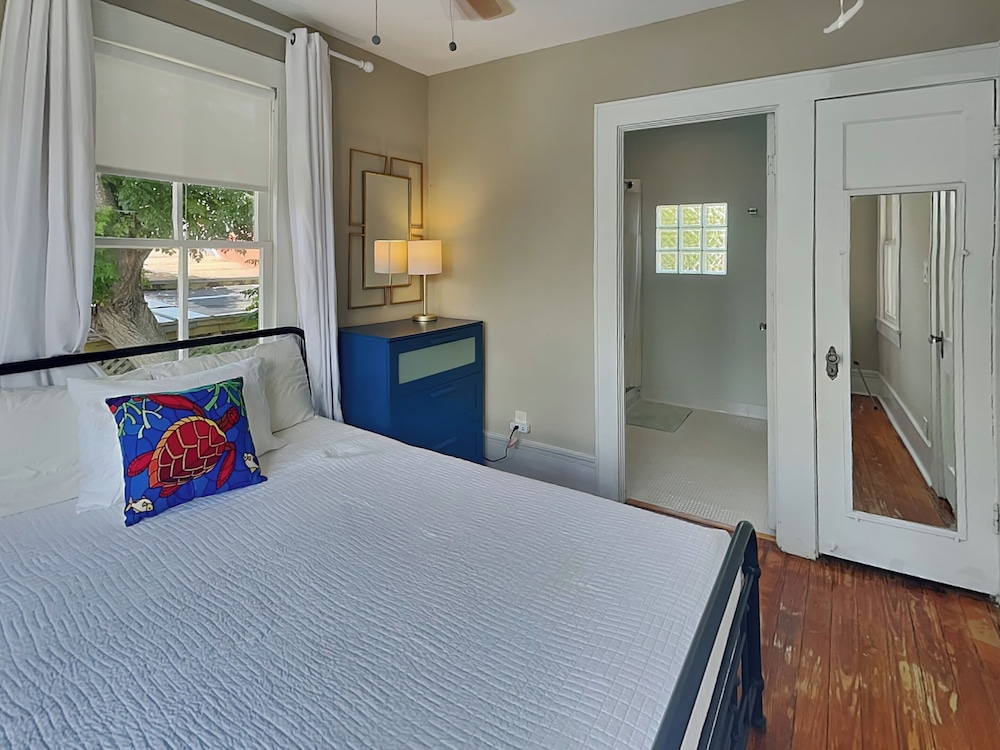 Sealy Street Duo by Ryson Vacation Rentals