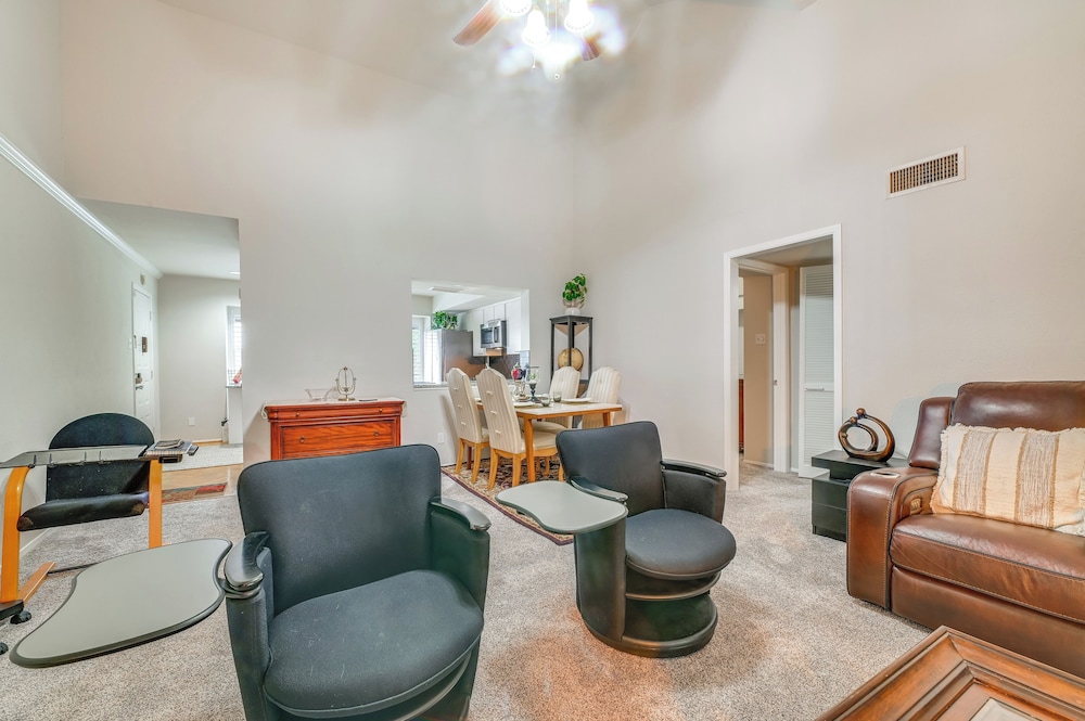 12 Mi to Downtown Dallas: Irving Condo w/ Balcony