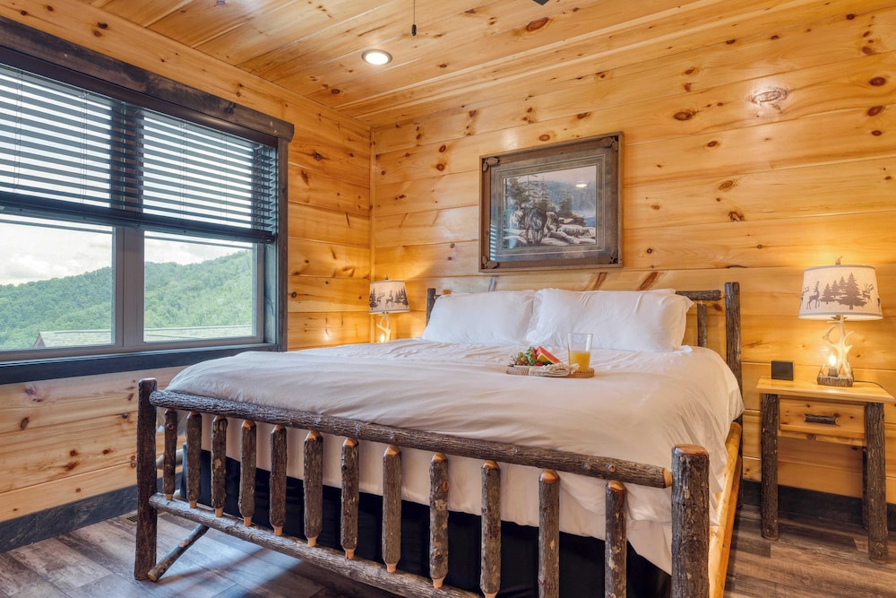 2 Homes Firefly Trail Way by Avantstay Sleeps 28, Indoor Pool + Hot Tub + Movie Theater & Game Room