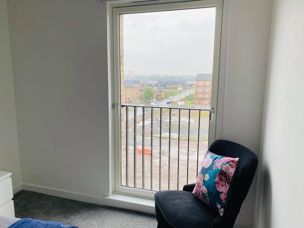 Beautiful 2-bed Apartment in Glasgow view 3
