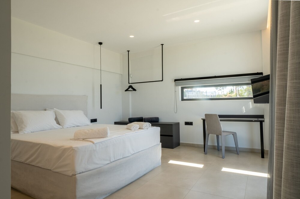 Aethra Grand- Luxury 5-bed Villa 850m From Beach
