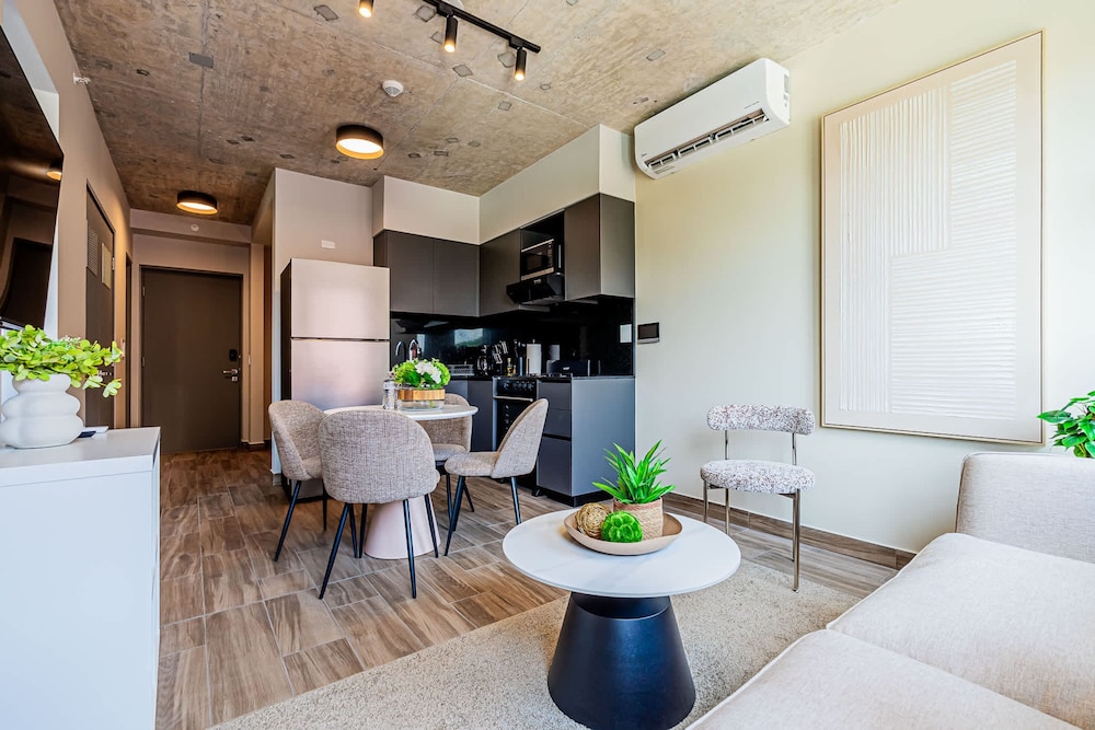 w Splendid 1BR in the Heart of Centriqo