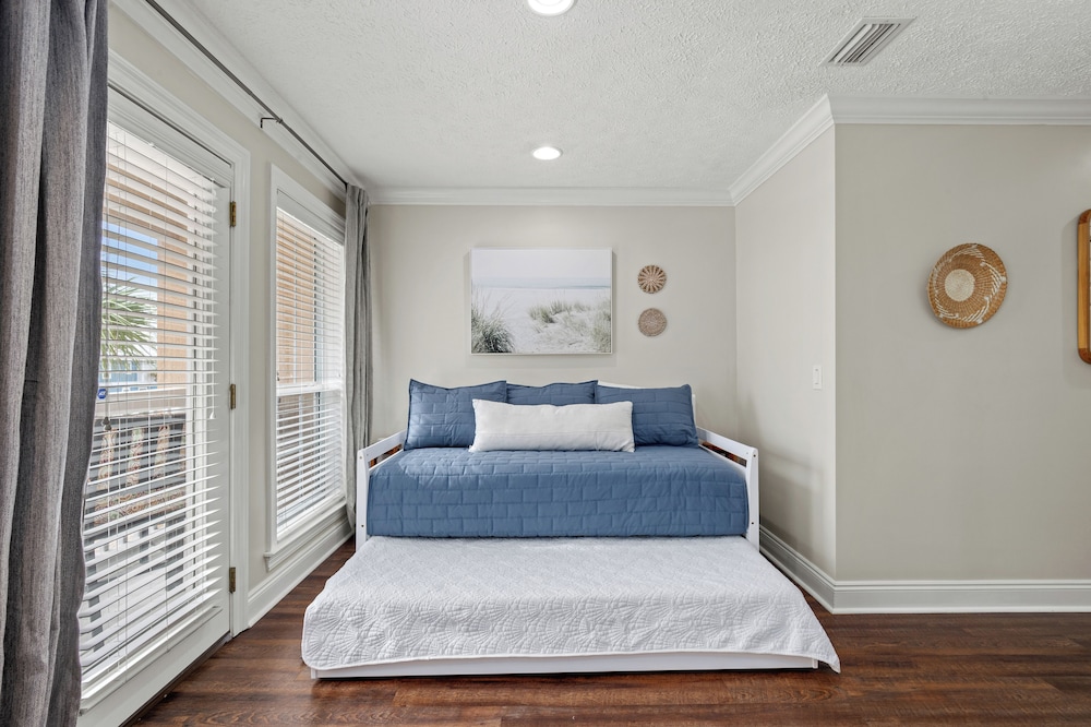 Escape to Sand Dollar Holler: Coastal Retreat, 3 Beds, 2.5 Baths, Sleeps 10!