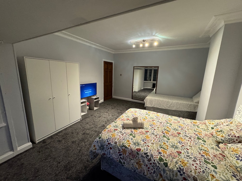 Buxton 5-bed Retreat - Sleeps 11, Parking & Garden