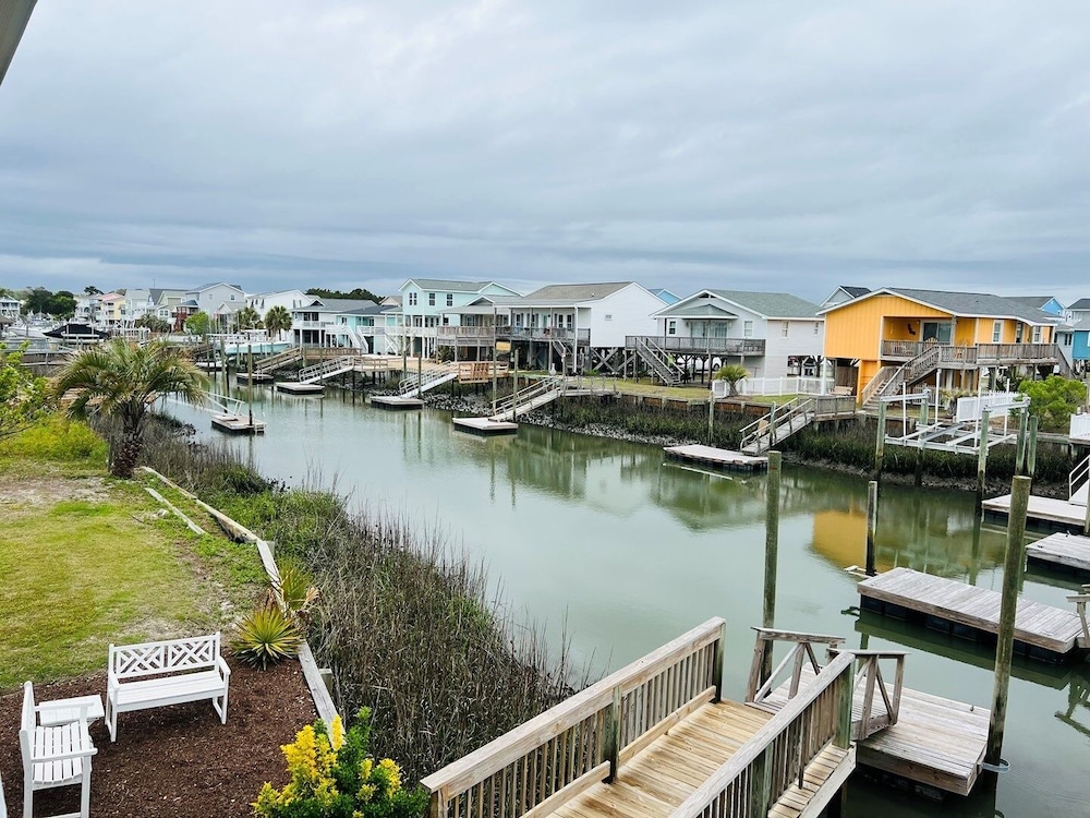 Heaven's Anchor 3 Bedroom Home by RedAwning