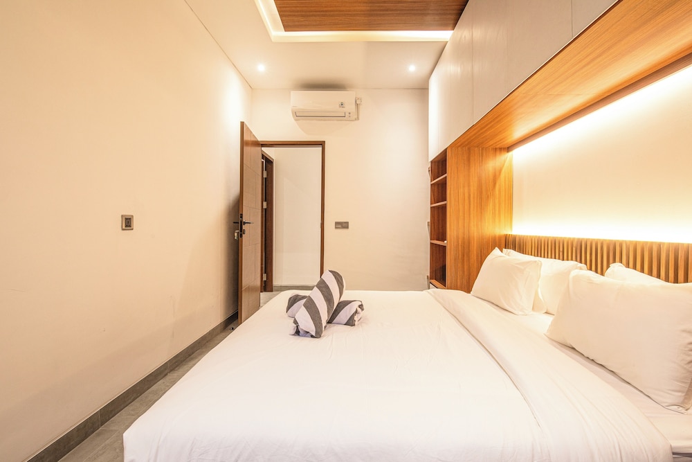 Elegant 5BR Canggu Villa 400m to Pristine Beach