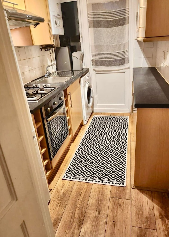 Spacious 3-bed House With Free Parking view 4