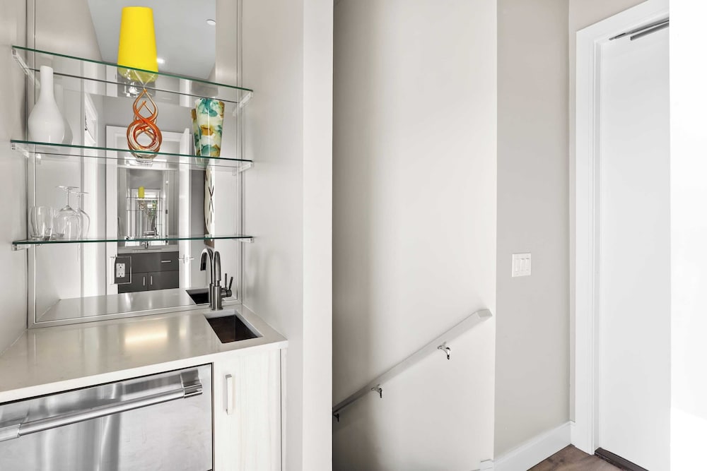 Crest One by Avantstay Rooftop Views, Pool Access, Golf Cart Included