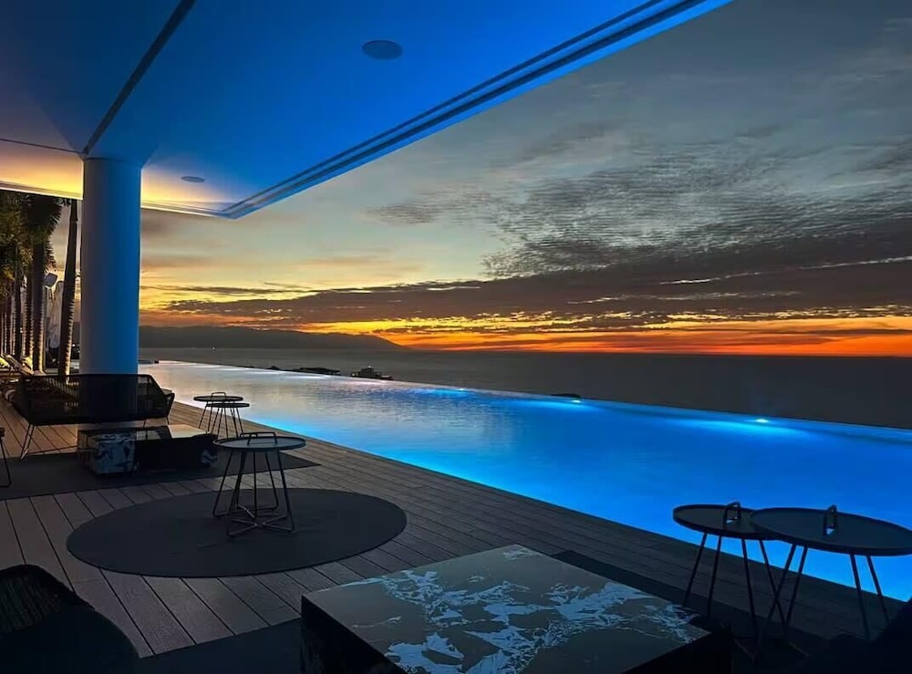 Soho PV Stunning Views Luxury Heated Rooftop Pool