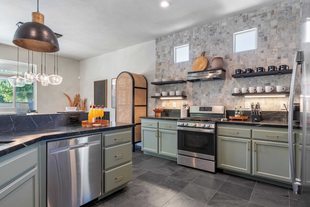 Designer Desert Oasis w/ Pool, Hot Tub, Outdoor Lounge The Riley by Avantstay