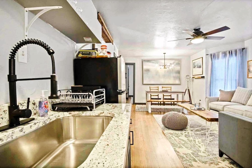 Oklahoma City Vacations - 3-story 6-bedroom 4 Bathrooms 3min-asian Dist - Property Image 87