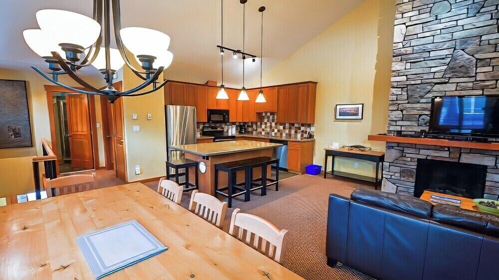 Pinnacle Ridge Chalets by Fernie Lodging