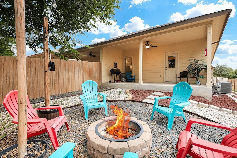 Modern Pet-friendly Duplex Near River Walk 3 Bedroom Duplex