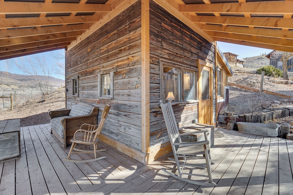 Historic Nature Lovers Cabin on Farm in Paonia!