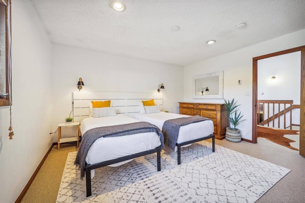 Pet-friendly 3 Bedroom Townhome in Frisco - Short Drive to Breck!