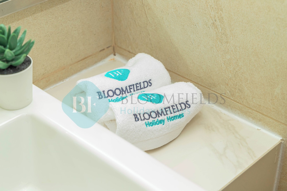 Bloomfields Cozy STU Azizi Riviera