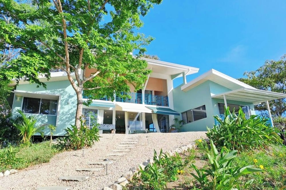 Private Saltwater Pool, Mountain Views, 3min Beach