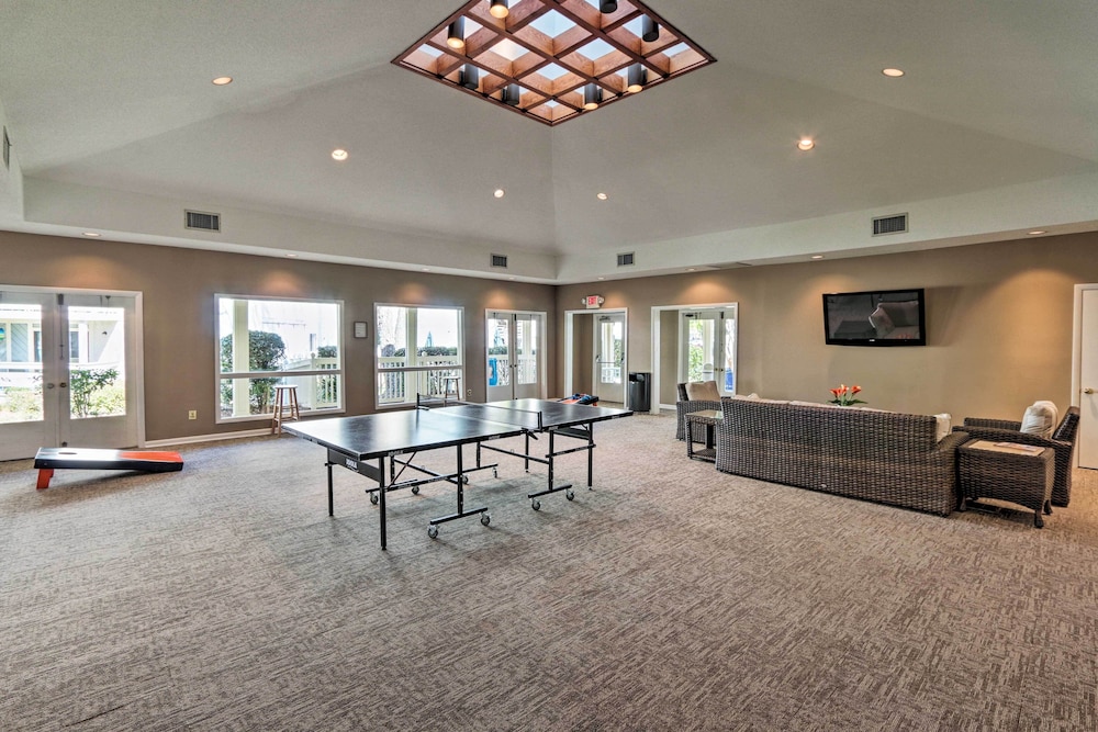 Access to Folly Field Beach & Pools: Coastal Condo