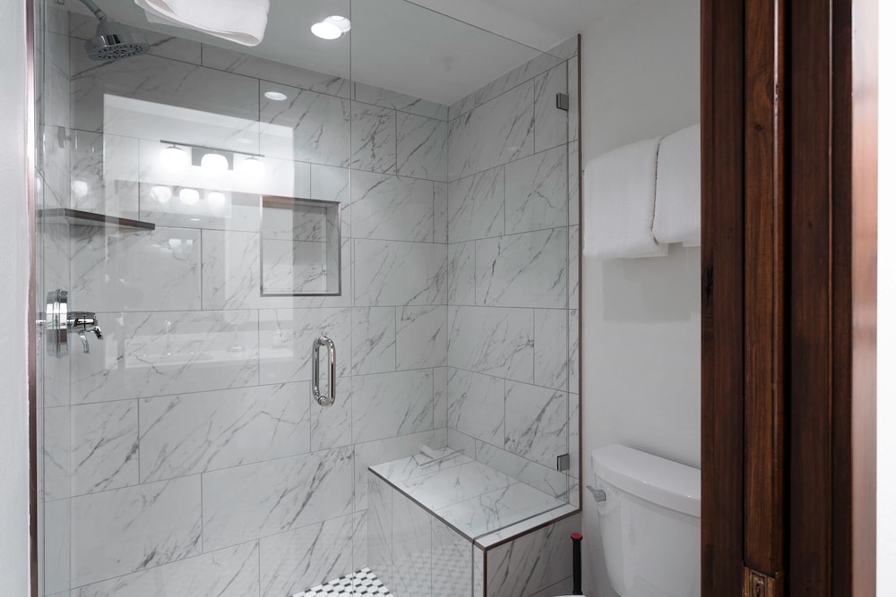 Ridgepoint at Deer Valley Resort - Three Bedroom Condo with Hot Tub #126 3 Condo