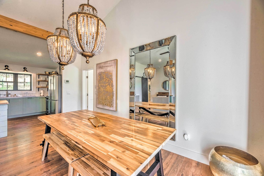 Bright 'casablanca' Spa Retreat w/ Mtn Views! view 2