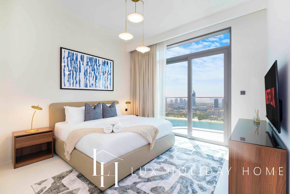 LUX The Marina Vista Beachfront Suite 2
