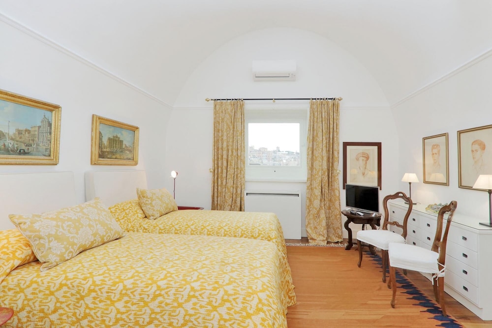La Camelia an Elegant and Extravagant 2 Bedroom Apartment
