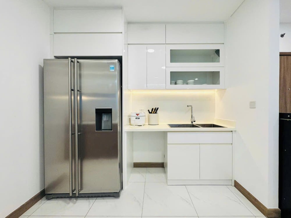 Skyway White & Silver Riverside Resident - Binh Thanh, HCM