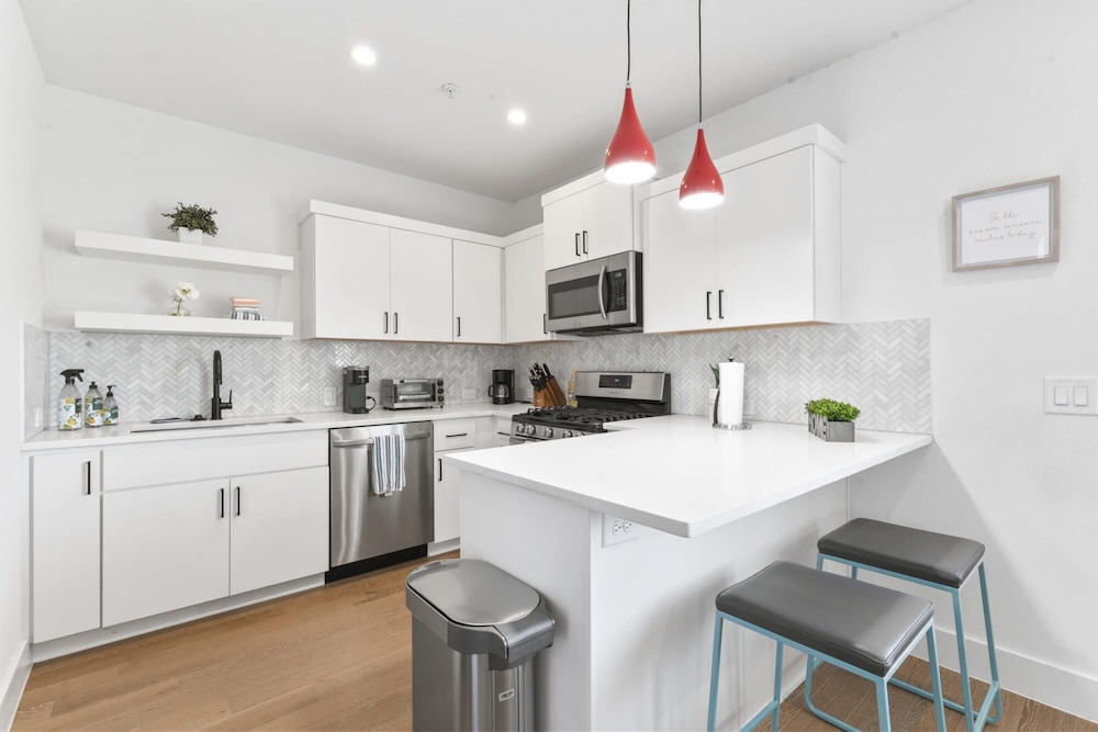 East Downtown 3BR Condo Free Parking Sleeps 7 view 5