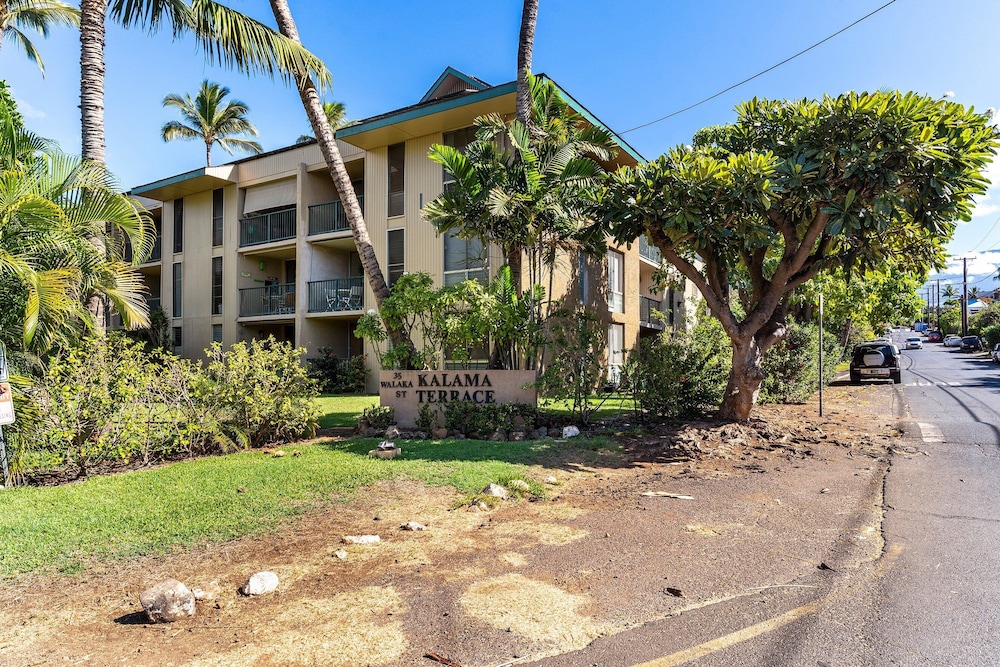 Kalama Terrace P-307 - 3rd-floor Walkup, 7 min Walk to Charley Young Beach, AC!