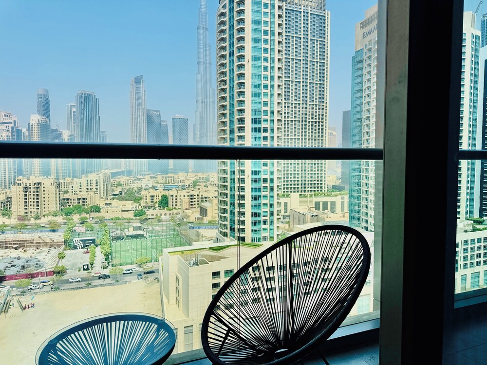 Venduras Chic 1BR Burj Views Sterling