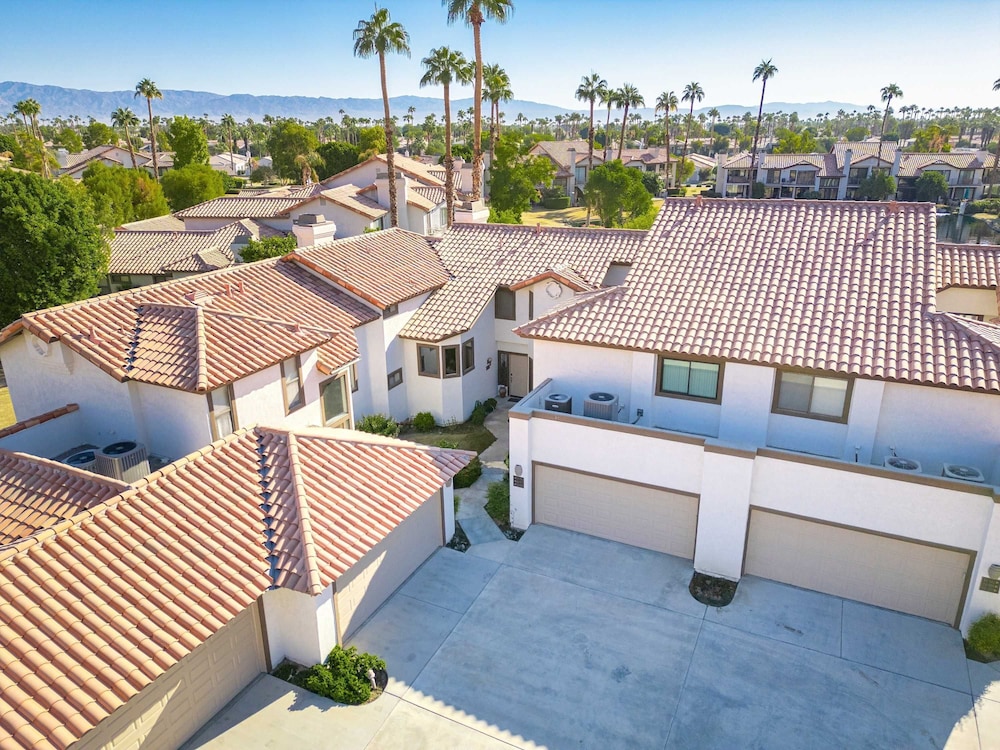 Cozy Lakeside Retreat in PGA West Bbq Scenic Views