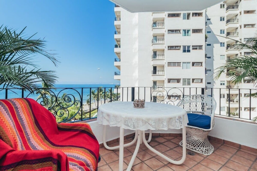 Ocean View 2Br Condo-balcony-beach-pool - 604