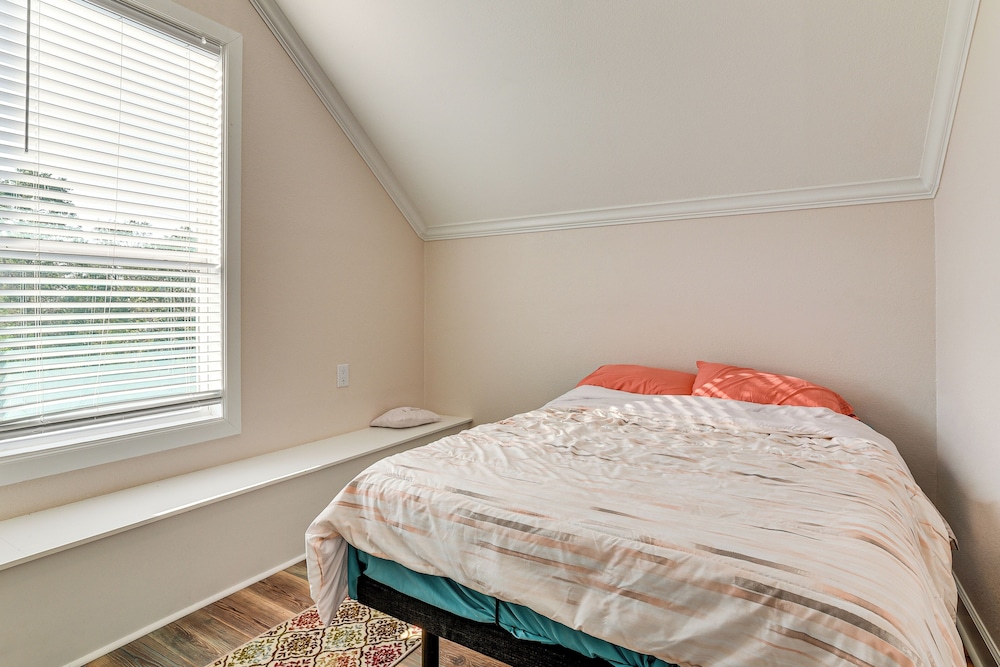 Farm Animals On-site: Needville Ranch Getaway!