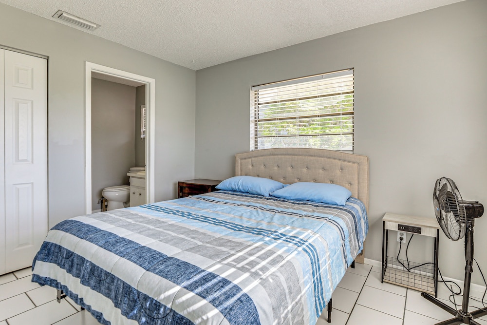 7 Mi to Beach: Cozy Home w/ Yard in Englewood!
