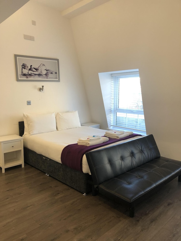 Fox House, Studio Apartments