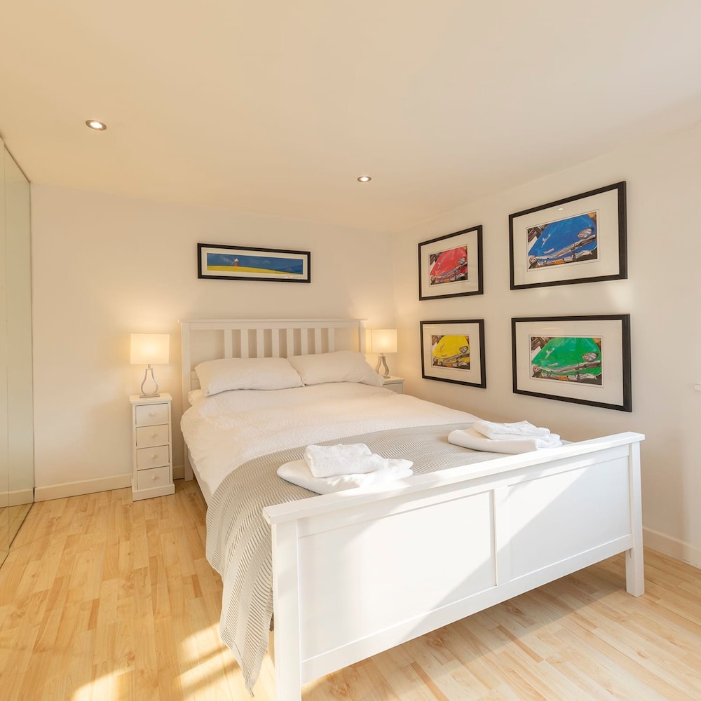 Stylist Split Level 2 Bed With Parking view 5