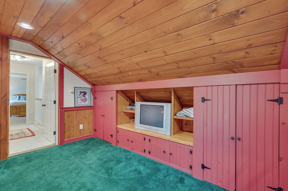 Ski-in Condo w/ Hot Tub on Burke Mtn Slopes!