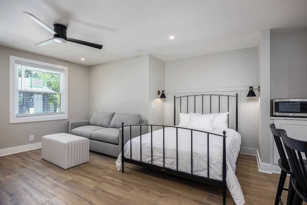 24-guest Retreat The Nomad: Studio x2, 1BR x4