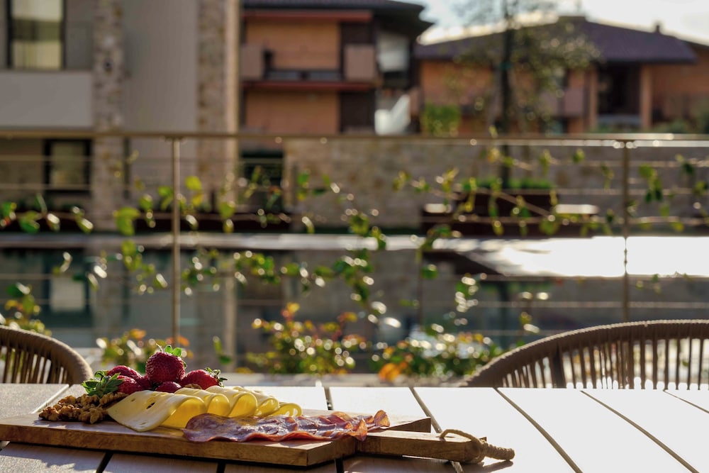 SalvatoreHomes - Pure Luxury in the Centre of Bardolino with Pool & Private Jacuzzi - Casa Olivia - a 5 Star Luxury Collection at Lake Garda