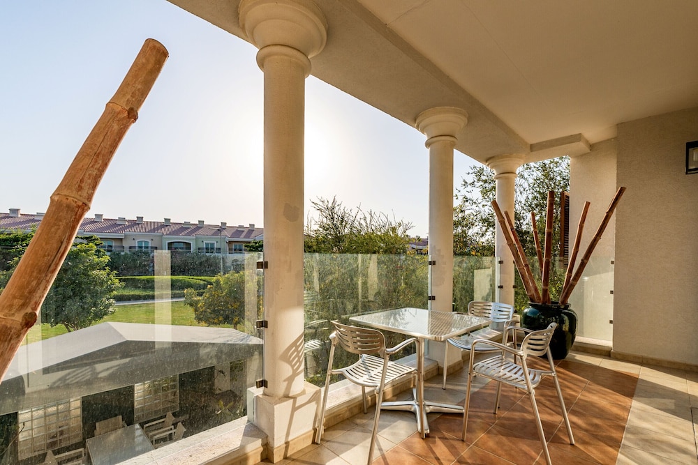 Artsy 4BR DIP Villa w Community Pool Gym