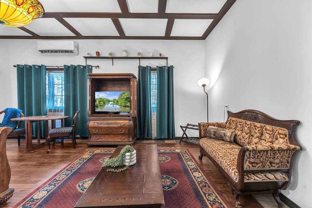 The Vines Retreat, Hot-tubs, Game Room, 10-mins to Downtown!