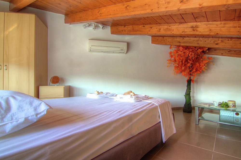 Authentic 10 Person Villa Near the Sea view 5