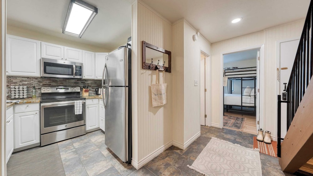Crystal Pines Cozy Lake Tahoe Escape With Fully Equipped Kitchen and Balcony Views