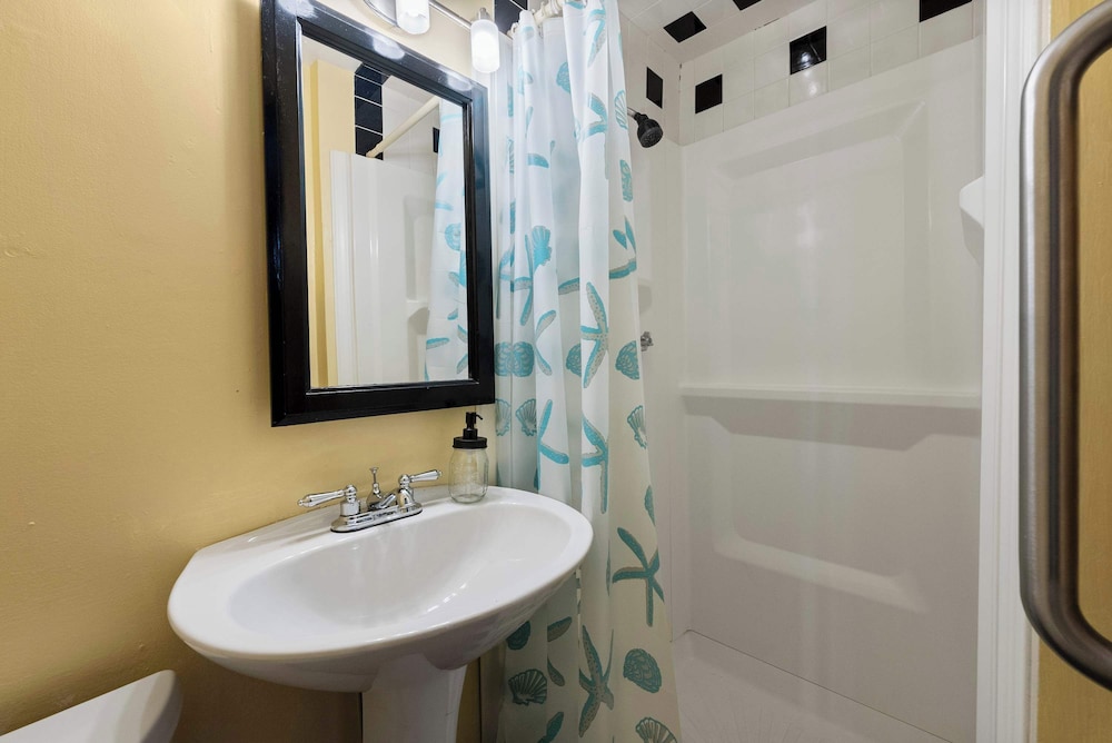 Vino & Vibes Villa Sleeps 6!