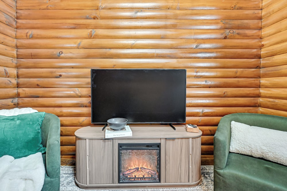 Peaceful Cabin w/ Hot Tub in Dundee: Dogs Welcome