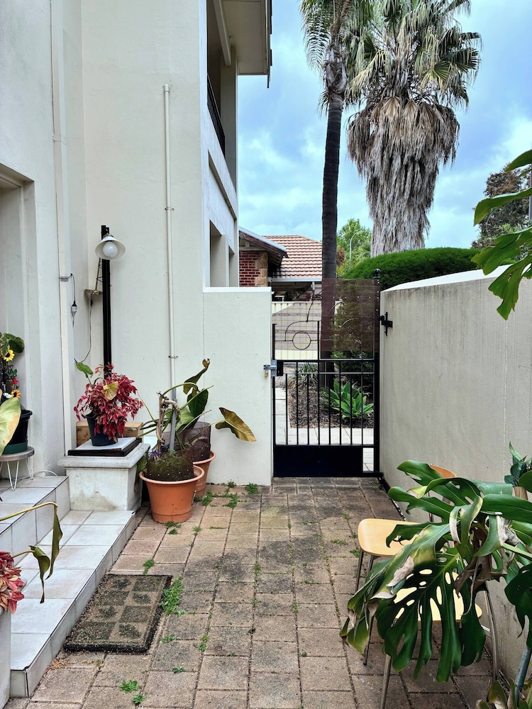 Cozy Tusmore Apartment With Private Garden City View Near Burnside Village Mall