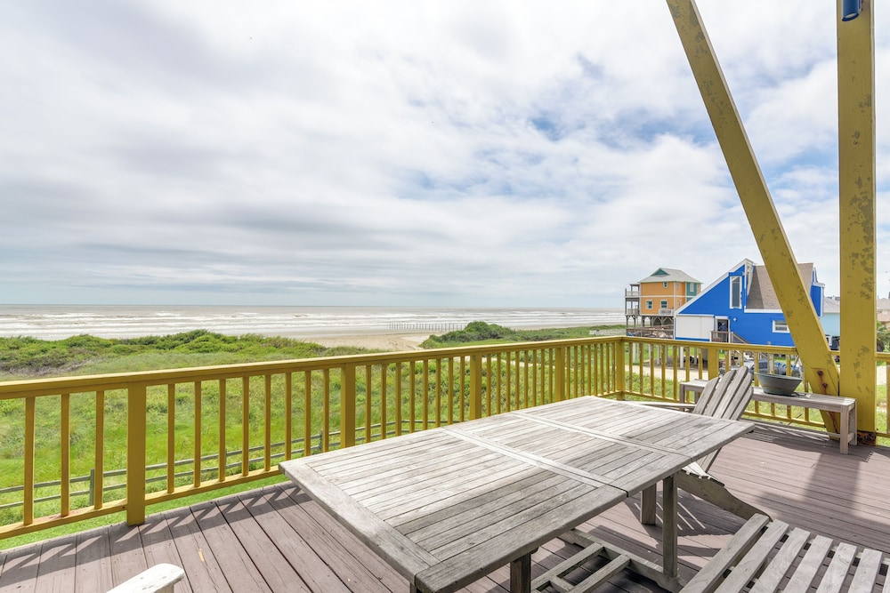 Oceanfront Home w/ Beach Access in Galveston