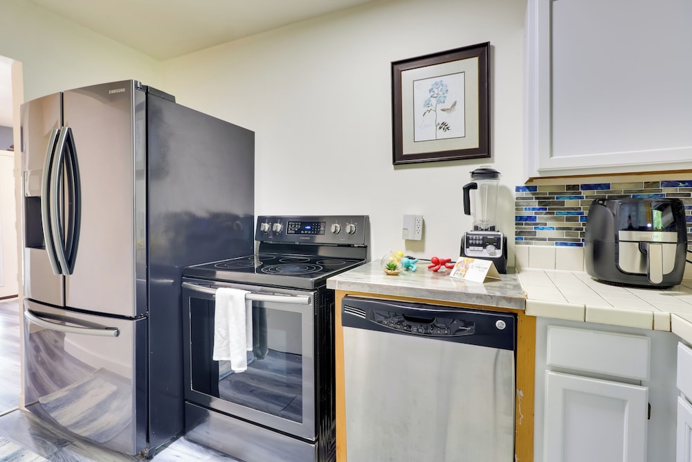 1 Mi to Dtwn + Fenced Yard: Georgetown Getaway!
