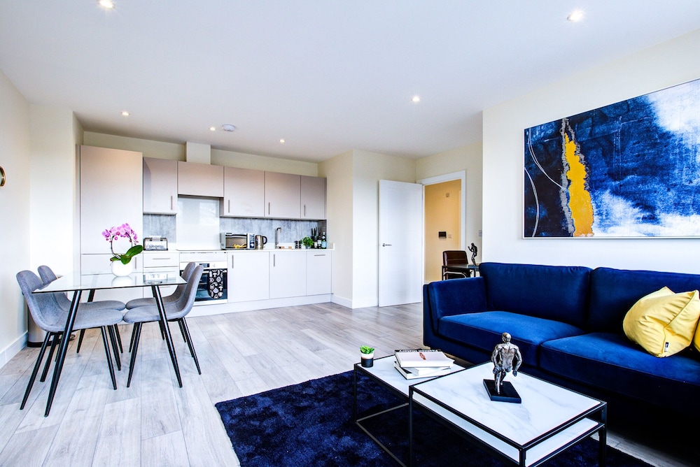 Charming 2-bed Apartment in Cheam, Sutton view 5